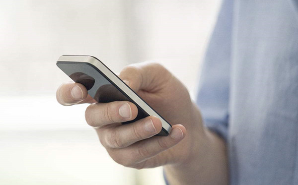 如果是智能手机那么先恢复出厂默认值,再删除你最近下载的几个软件(有可能是软件有问题),最后把卡巴斯基的软件装上杀杀毒(百度一搜官网上就有)如果你是非智能手机,那。[如何取消自动发送短信吖